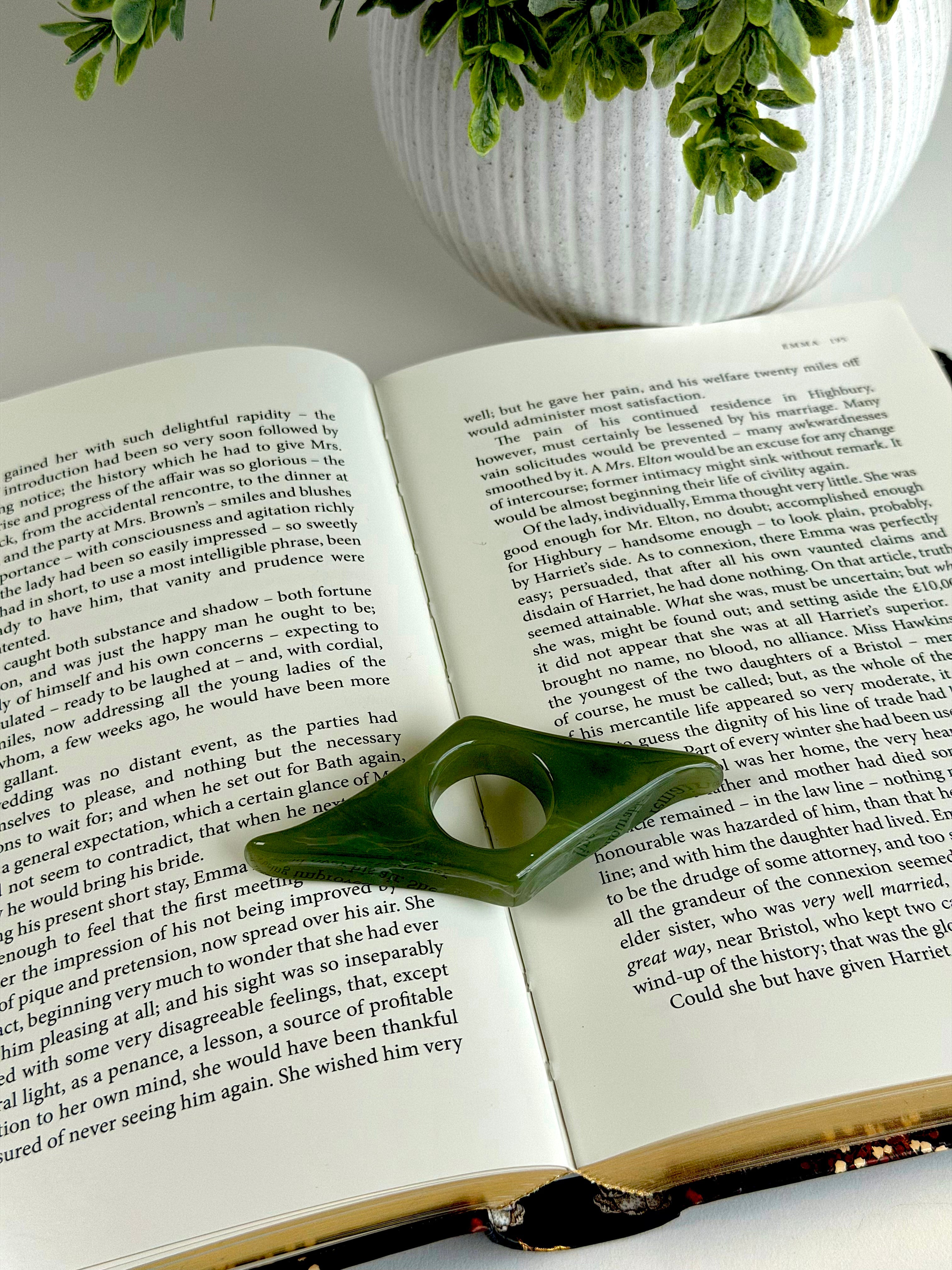 Classic Acrylic Finger Page Holder Ring – One-Hand Reading Accessory