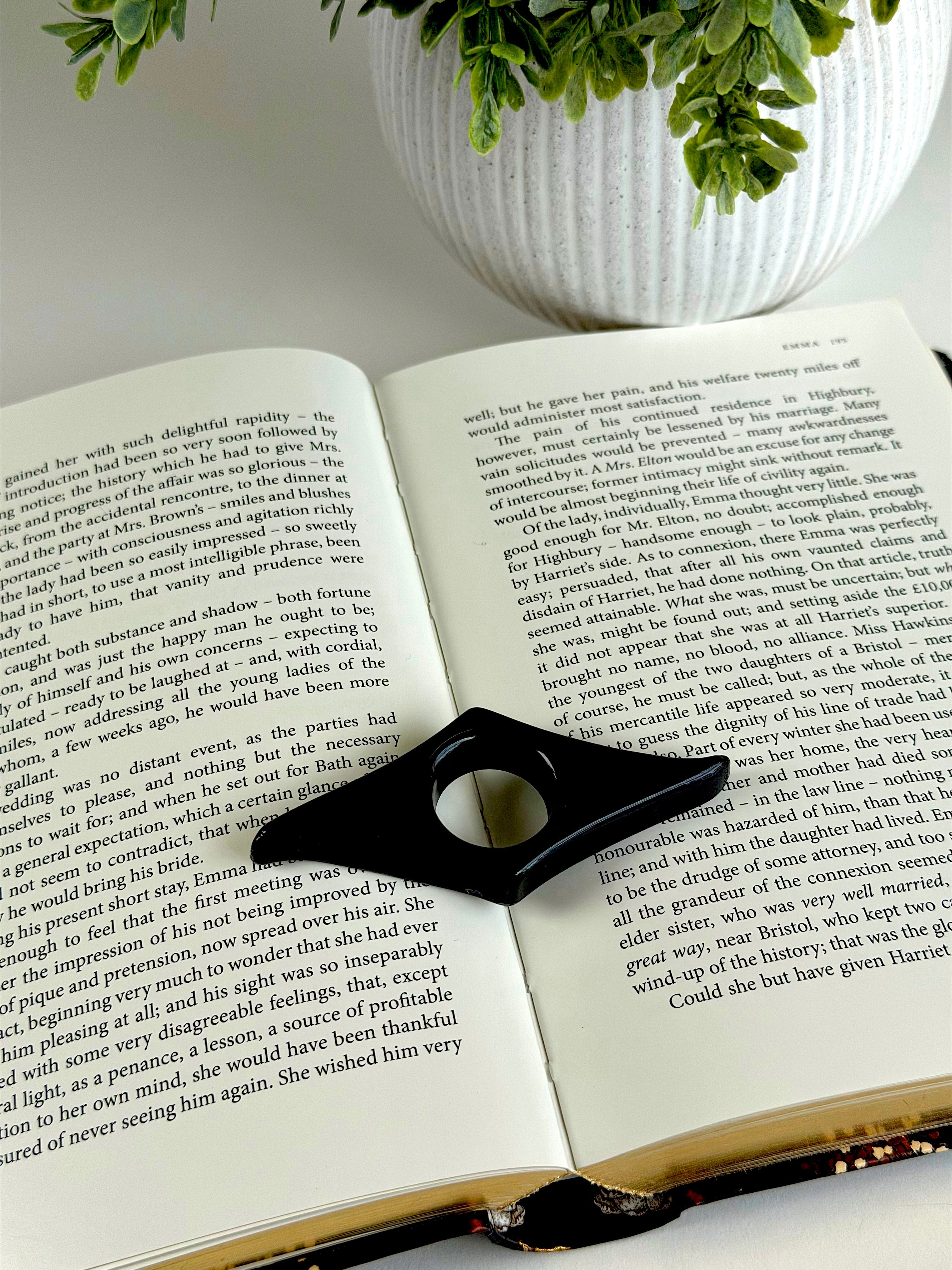 Classic Acrylic Finger Page Holder Ring – One-Hand Reading Accessory