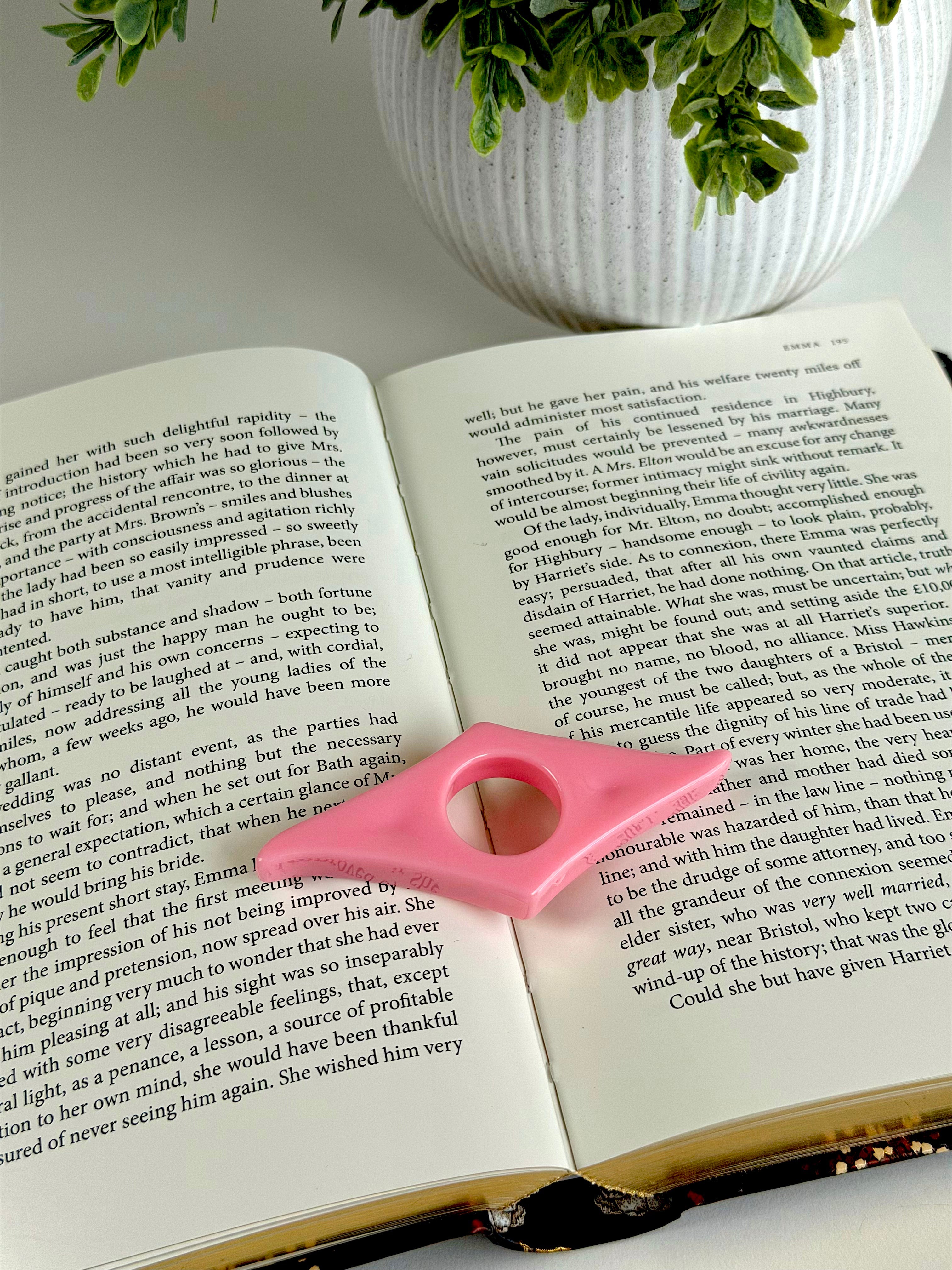 Classic Acrylic Finger Page Holder Ring – One-Hand Reading Accessory