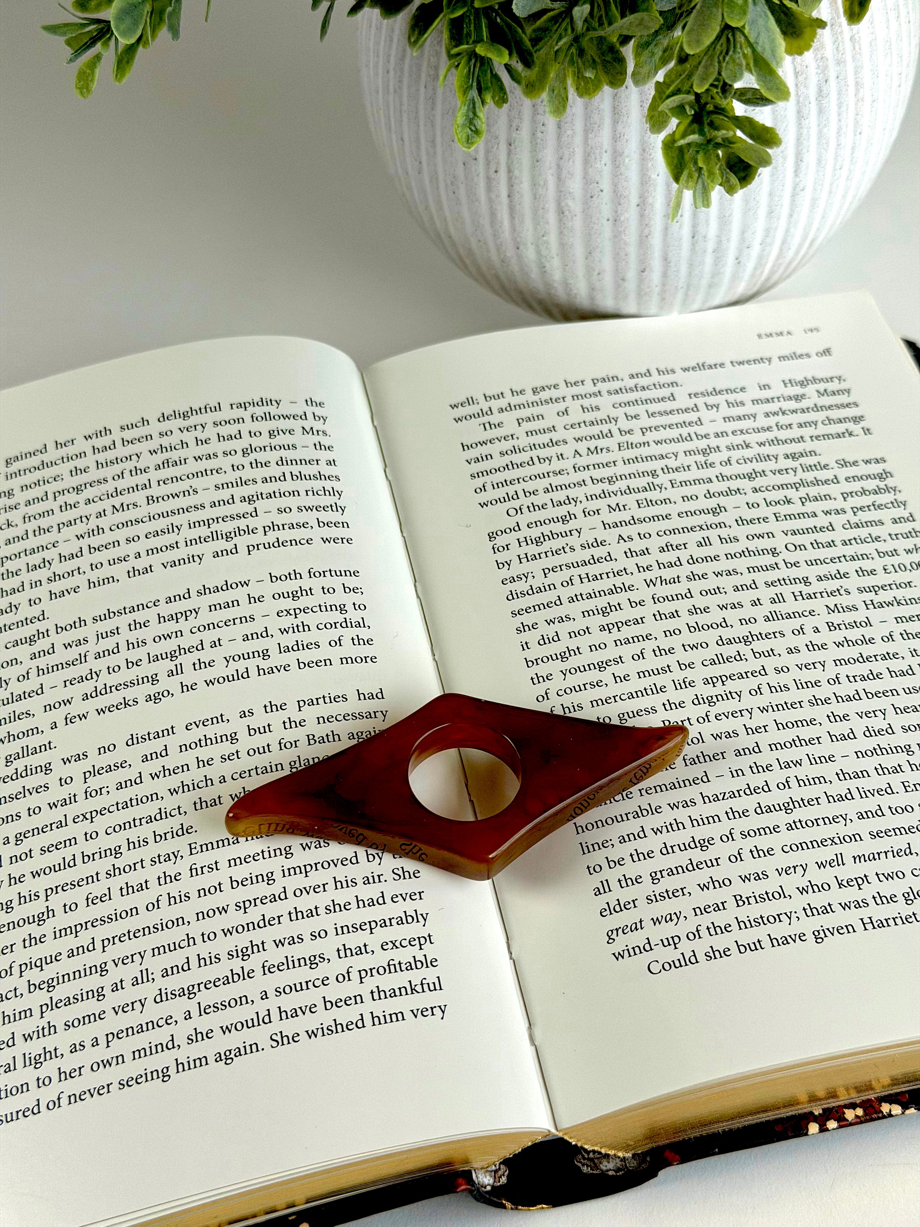 Classic Acrylic Finger Page Holder Ring – One-Hand Reading Accessory