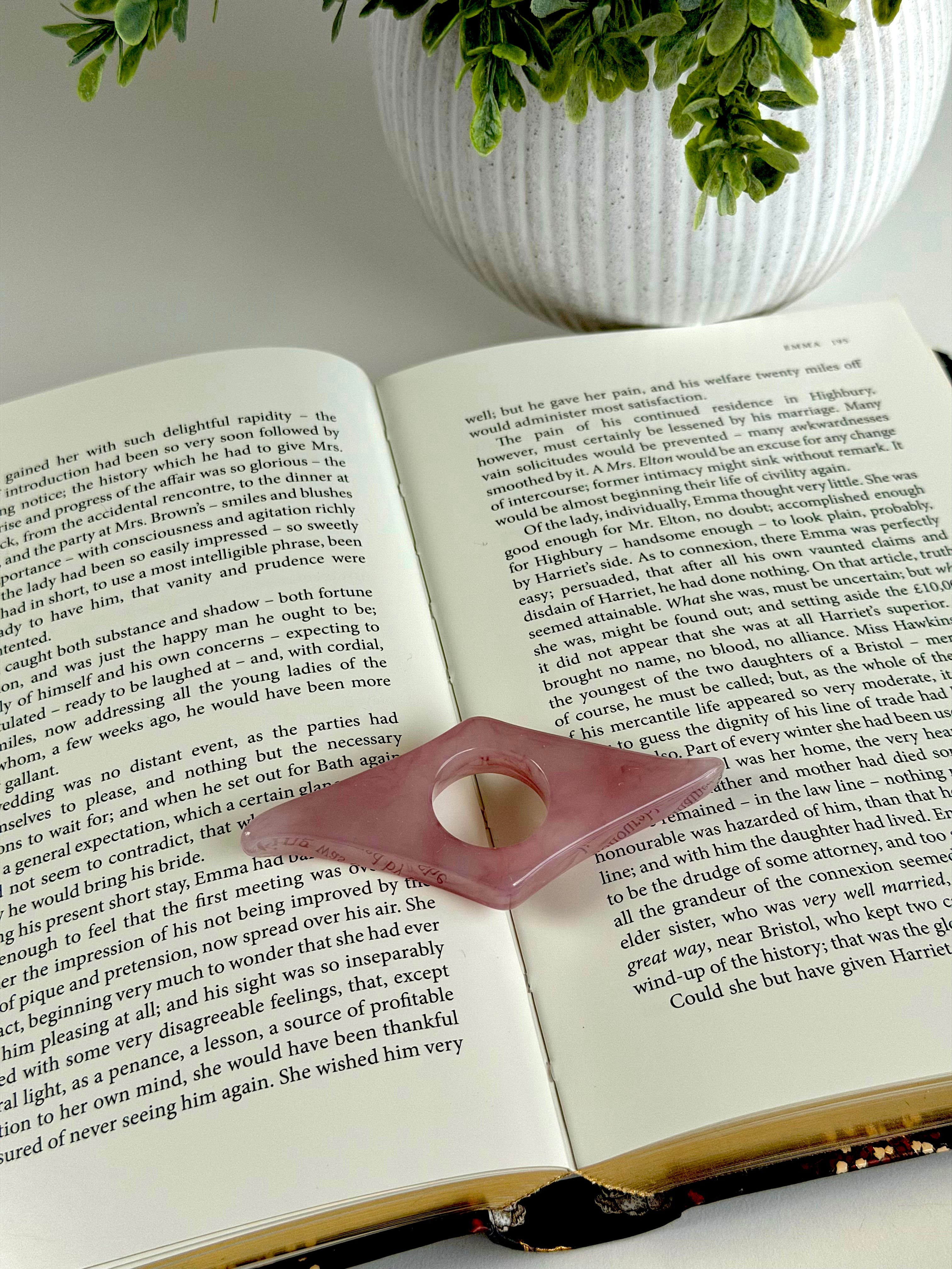 Classic Acrylic Finger Page Holder Ring – One-Hand Reading Accessory