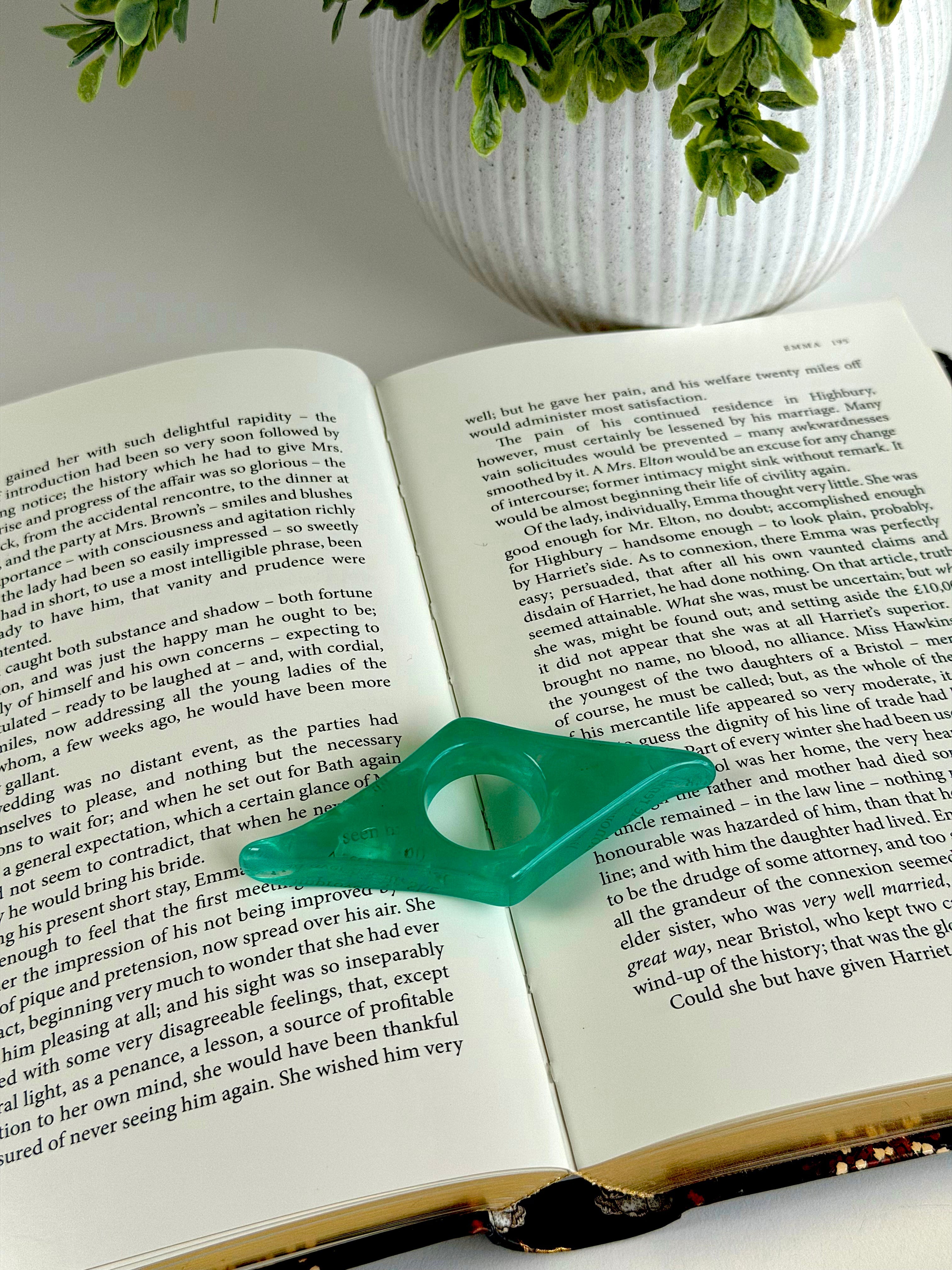 Classic Acrylic Finger Page Holder Ring – One-Hand Reading Accessory