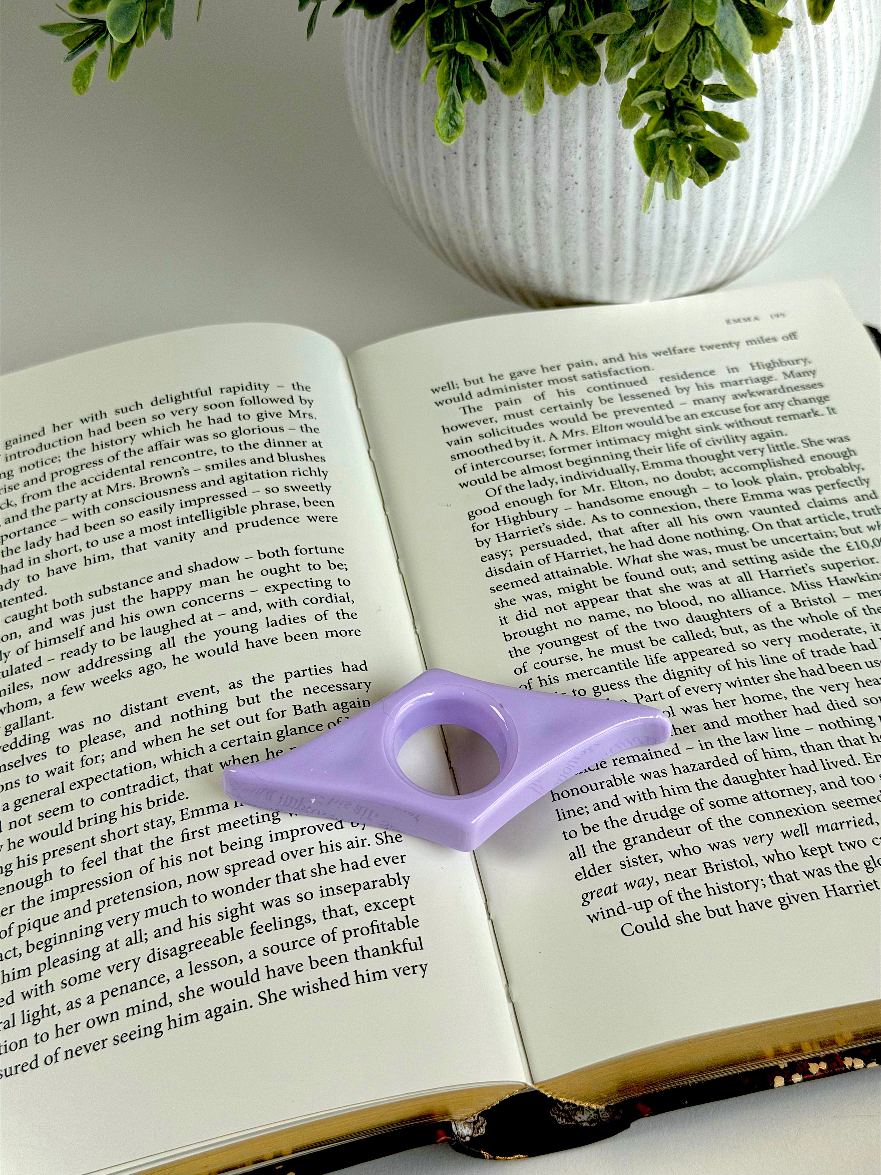 Classic Acrylic Finger Page Holder Ring – One-Hand Reading Accessory