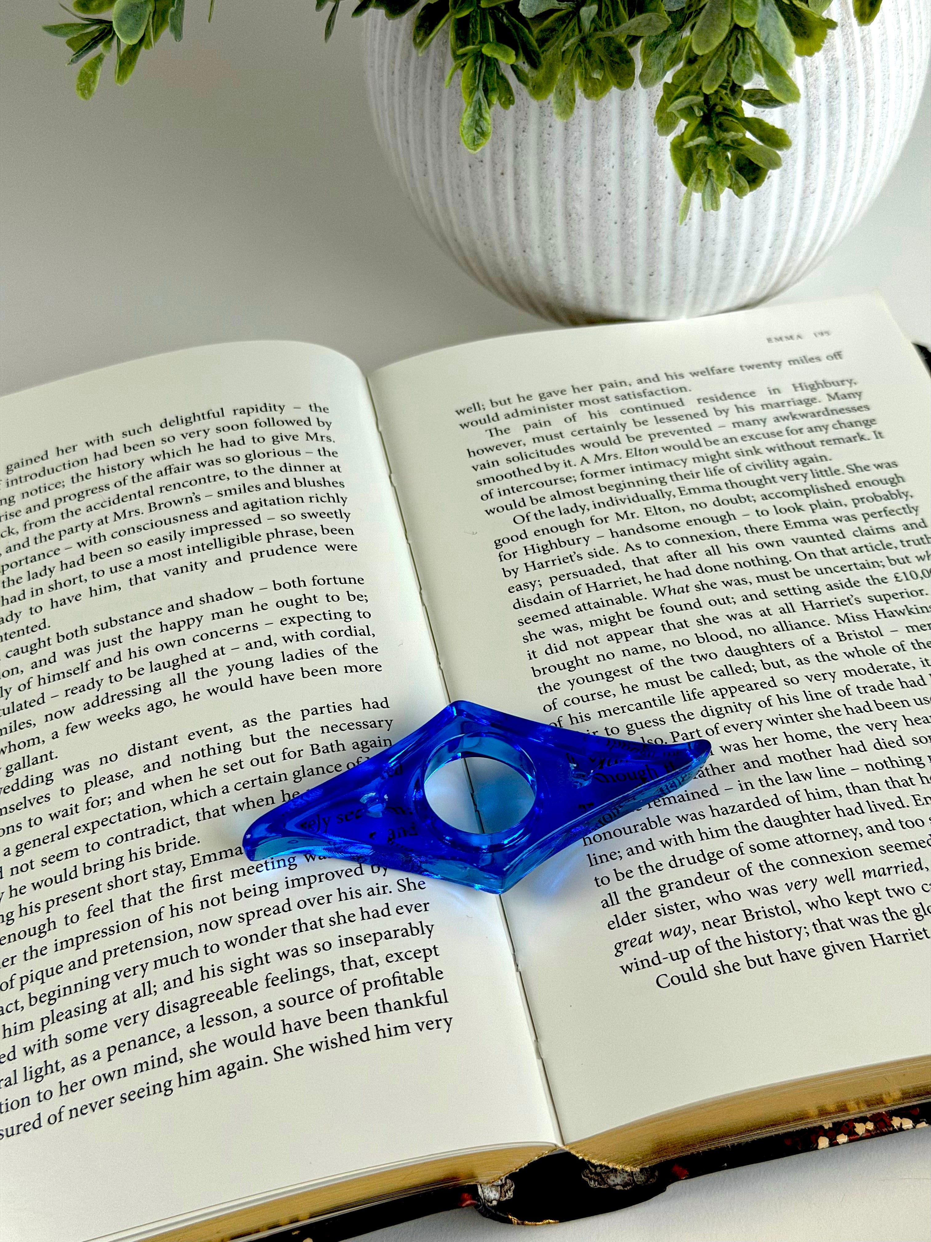 Classic Acrylic Finger Page Holder Ring – One-Hand Reading Accessory