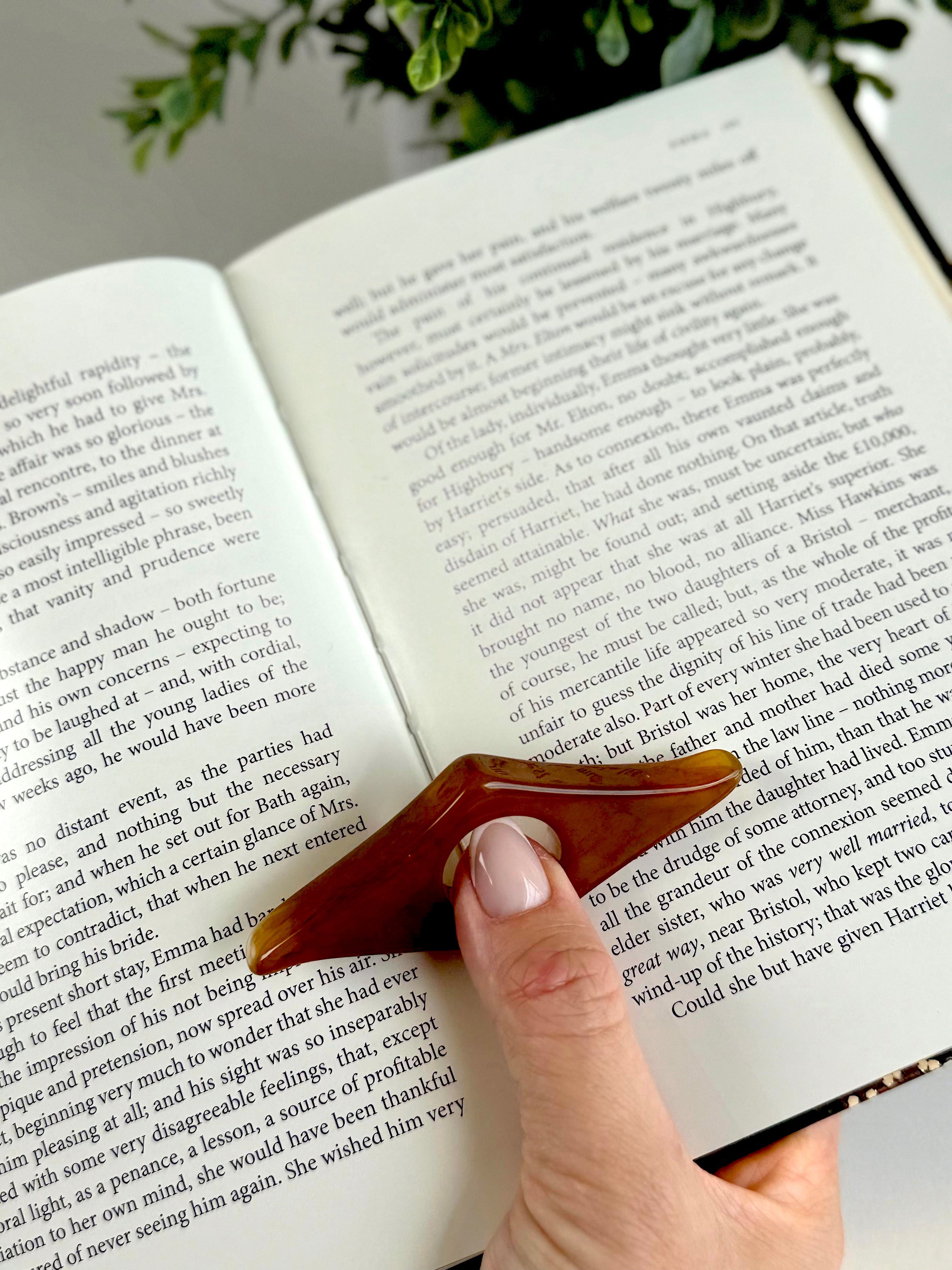 Classic Acrylic Finger Page Holder Ring – One-Hand Reading Accessory