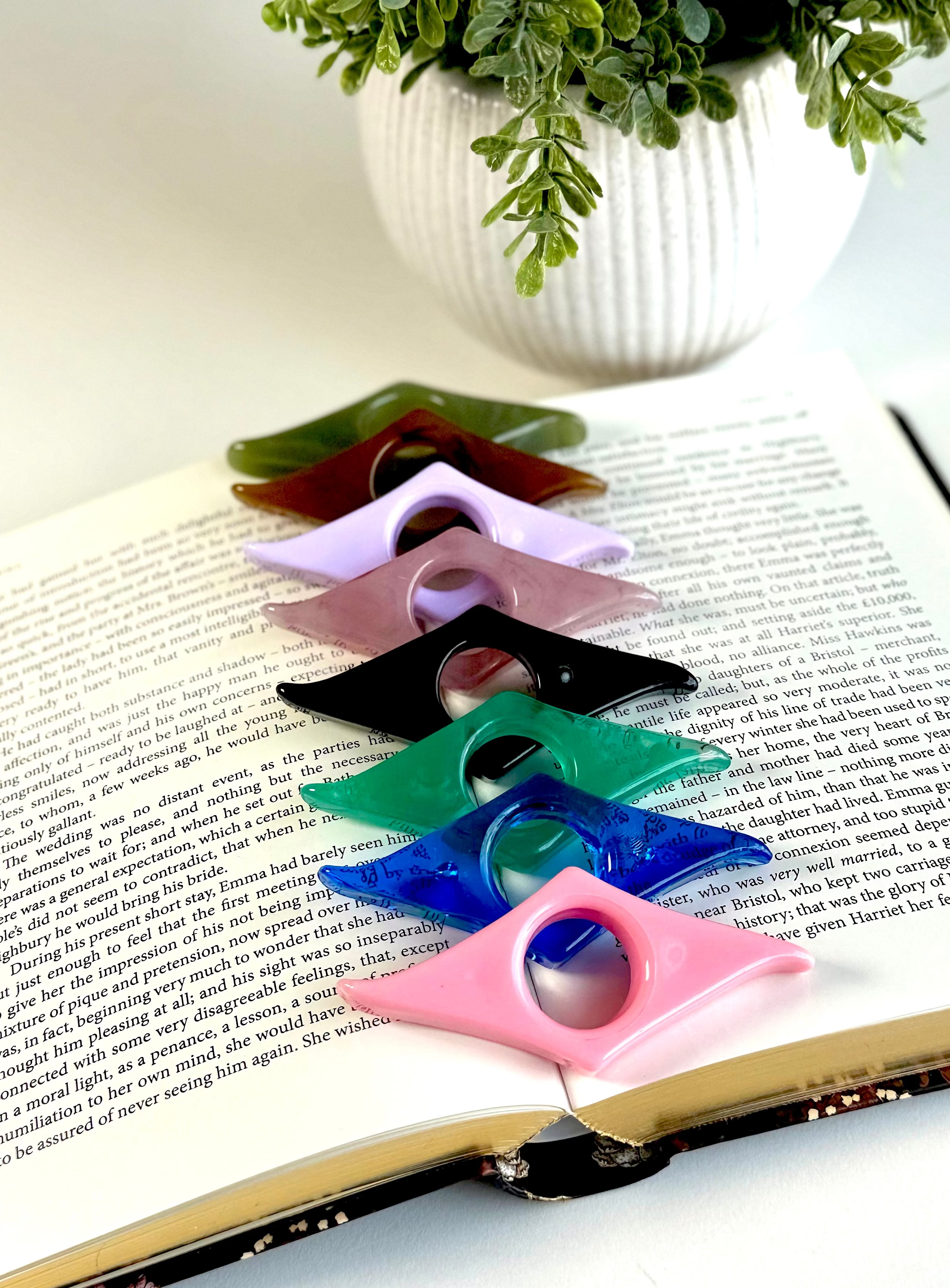 Classic Acrylic Finger Page Holder Ring – One-Hand Reading Accessory