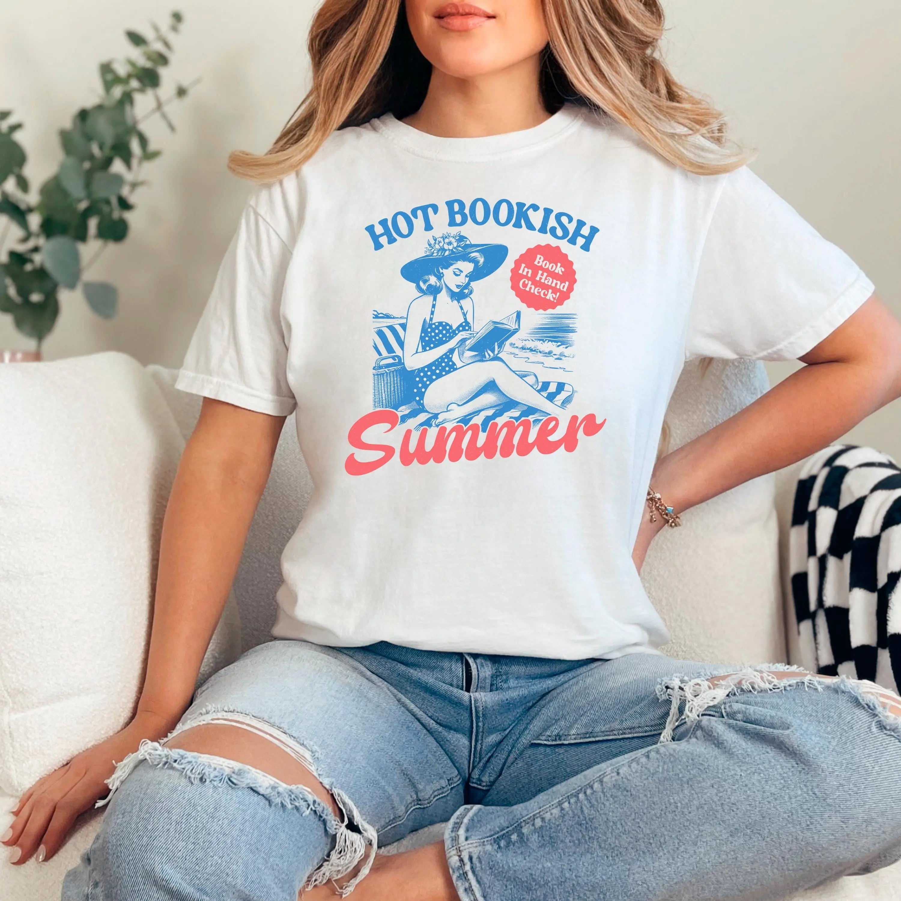 Hot Bookish Summer Comfort Colors T-Shirt for Women, Retro Reader Beach Tee Book Lover Aesthetic Shirt, Vintage Style Summer Reading Top