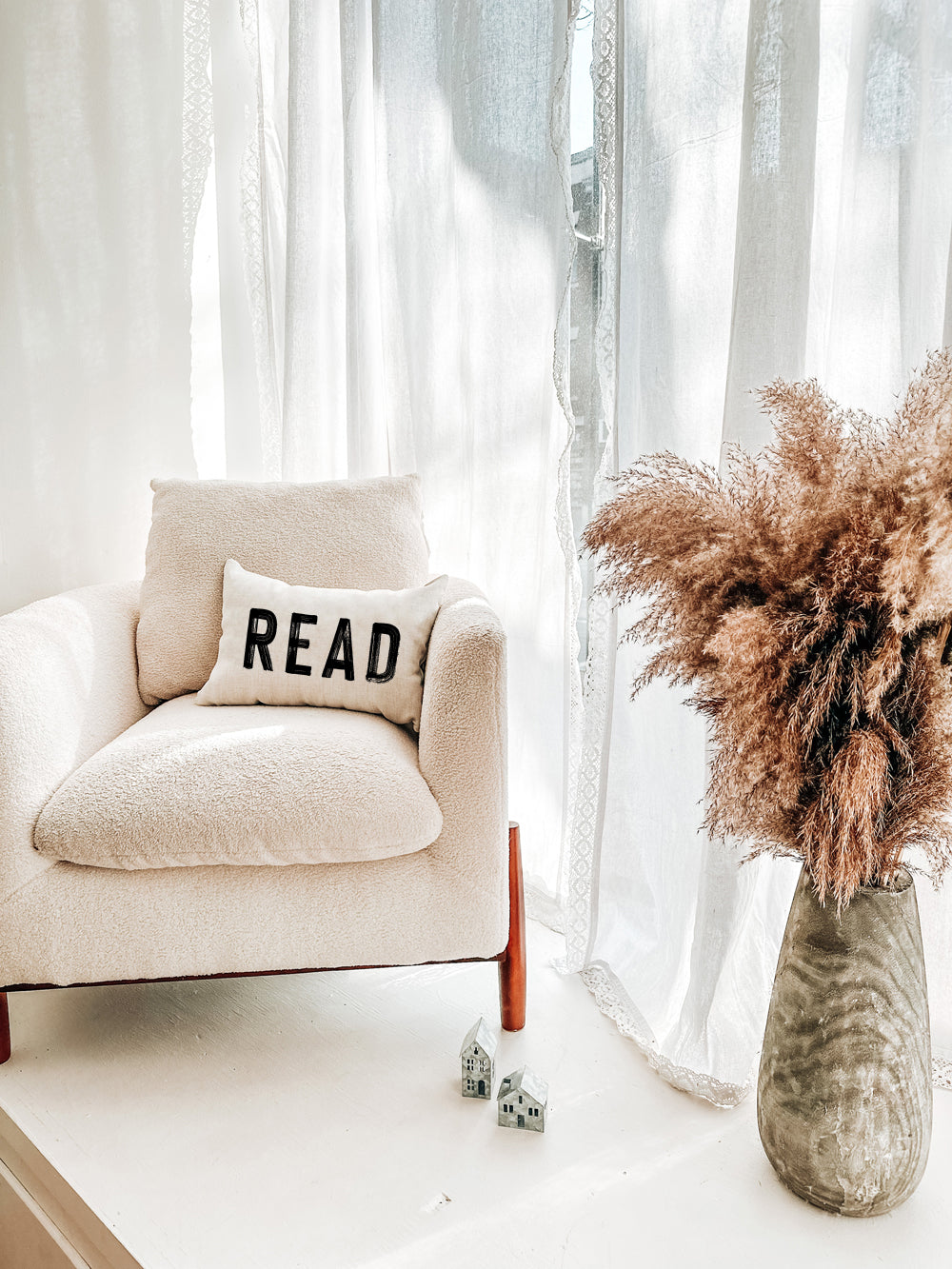 Book Pillow - READ